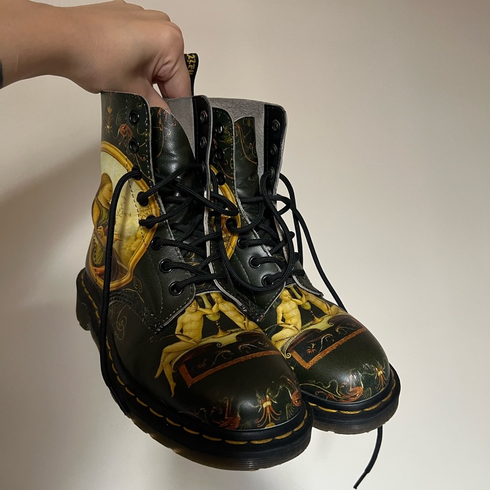 Dr. Martens. Size: 7/5